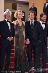 组图：妮可戛纳走红毯 长裙高贵大秀无瑕美背
