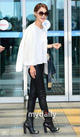 组图：韩星韩智慧裴斗娜飞往法国参加时装秀