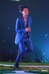 组图：郑伊健开唱遭催婚 女友蒙嘉慧到场欣赏