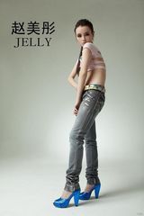 幻灯图：赵美彤粉嫩休闲写真 化身清秀性感精灵