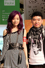 幻灯图：叶念琛与邓丽欣同台无交流 否认黄宗泽做媒