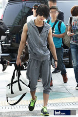 组图：FTISLAND赴台巡演亮相机场李弘基美甲抢镜