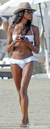 组图：黑珍珠纯白比基尼海滩度假 戴草帽心情靓