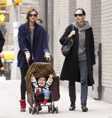 组图：辣妈米兰达-可儿街拍 大衣搭皮裤滑雪靴