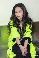 组图：《劲歌金曲》录影 阿娇(钟欣桐)出席郑欣宜落泪