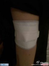 组图：嫩模张心儿玉体横陈 遭巨蟒缠身惨被咬伤