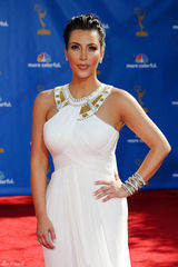 高清图：艾美奖红毯 金-卡黛珊白色礼服秀丰胸