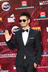 组图：华语传媒大奖 黄晓明黑超加面三次登台