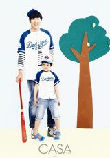 组图：韩星李钟赫与“儿子”拍温馨亲子写真