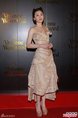 组图：吴尊当爸派红包 吴镇宇走秀范儿足获赞