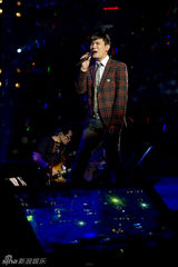 幻灯图：张信哲北京个唱演绎20年经典 打造万人KTV