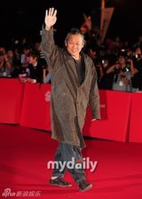 组图：李贤宇金素妍等星亮相釜山电影节开幕式