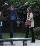 组图：阿尔芭片场飞扑布鲁斯南 打舌战饥渴如狼