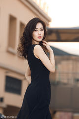 组图：邢宇菲率性登杂志 诠释优雅中性风