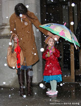 幻灯图集：阿汤嫂雪天带女儿购物 苏瑞顽皮舔雪