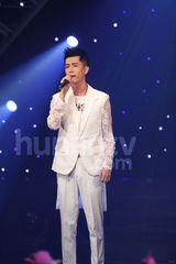 组图：快男复活赛上演 大热魏一宁裙装献唱落败