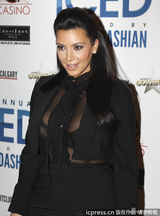 组图：金卡戴珊主持活动赚奶粉钱 透视装秀豪乳