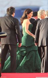 高清图：凯瑟琳-泽塔-琼斯墨绿长裙雍容华贵