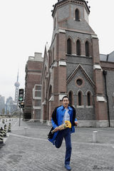 组图：邱心志杂志写真笑容和煦惬意