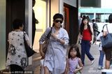 组图：吴君如穿主妇装与四岁女儿逛街