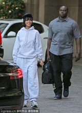 组图：蕾哈娜短发运动装现身 与父亲亲密拥抱