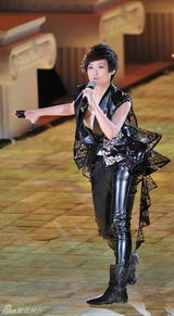 组图：众艺人水立方开唱 李宇春镂空皮衣抢眼