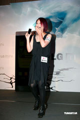 高清组图：杨千嬅获赠情侣手机 驳斥微博流产说