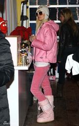 幻灯图集：帕丽斯-希尔顿可爱粉色装扮过新年