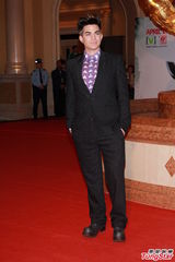 组图：兰伯特领奖献唱 脚踩高跟鞋亮相