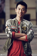 组图：朱亚文户外写真 冷峻浇筑原味型男