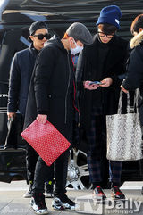 组图：韩团BEAST潮男出动 现身机场赴日演出