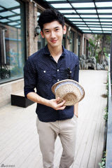 组图：刘芮麟阳光夏日写真 型男出街潮范儿十足