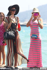 组图：希尔顿度假心情好 挥手和狗仔打招呼