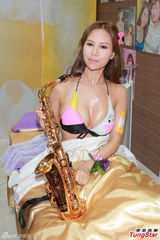 高清组图：仙乐都三点式上阵 自曝年龄示范丰胸