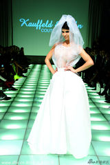 组图:德足球宝贝舍费尔半裸穿婚纱走秀性感火辣