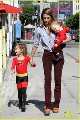 组图：阿尔芭全家超人总动员 小女儿朝天辫卖萌