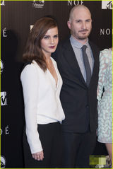 组图：艾玛-沃特森黑白简约装现身 大展深V诱惑