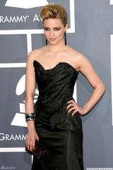 高清图：格莱美红毯 戴安娜-艾格伦黑裙烟熏妆