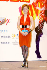 幻灯图集：郑秀文亮相上海 礼服缝合处突起像凸点