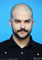 组图：《她们看见一头熊》亮相 罗曼妮红唇抢镜