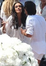 组图：F1总裁千金大婚奢靡派对 吻同性入水走光