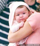 组图：维多利亚抱女儿逛街 小七肉脸嘟嘟不怵镜头