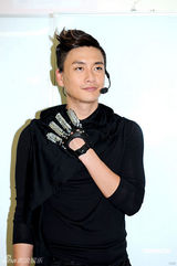 幻灯图：众艺人录制《劲歌金曲》 喜庆装扮迎新年