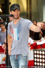 组图：NBC《今日秀》录影 安立奎热舞遭粉丝偷吻