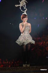 组图：梁静茹银白短裙开唱 送亲笔签名纸飞机