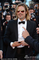 组图：皮特戛纳走秀长发黑超显帅气