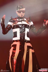 高清图：郭富城透视装秀胸肌 演唱会虚惊一场