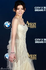 组图：亚洲电影大奖红毯春色浓 众女星挤胸露腿