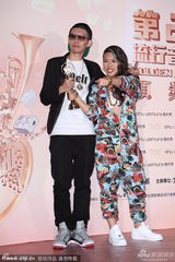 组图：葛仲珊获最佳新人奖 登台表演花裙抢镜