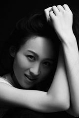 组图：练束梅黑白风情写真 沉静妩媚风情万种